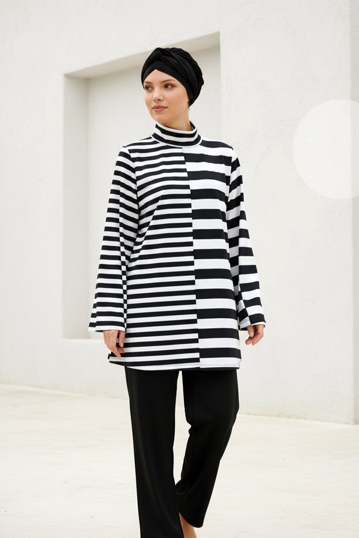 طقم ملابس سباحة محتشمة من الليكرا المخططة باللونين الأسود والأبيض، يغطي الجسم بالكامل - 4 قطع، موديل 1951 صورة ثانوية