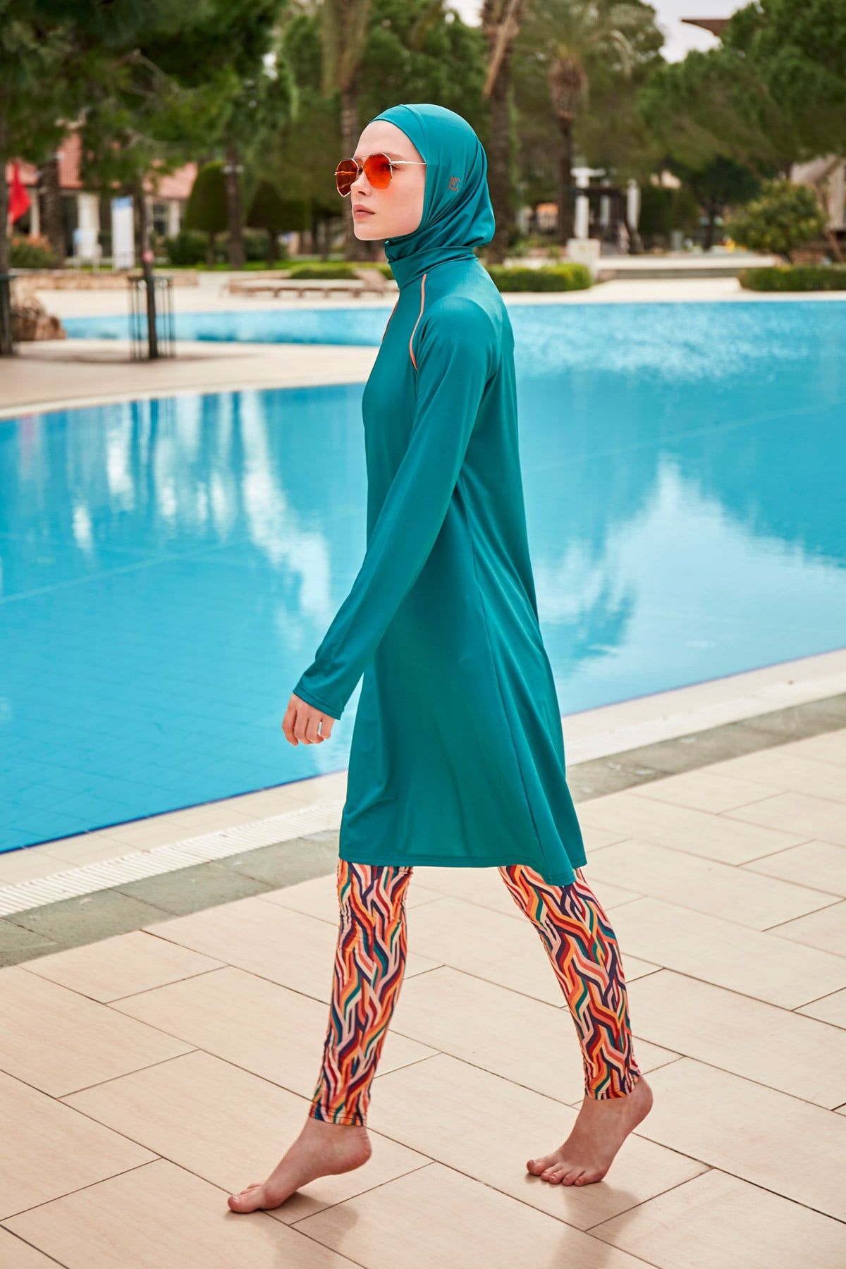 مايوه سباحة أسود مطاطي بتغطية كاملة ومحتشم