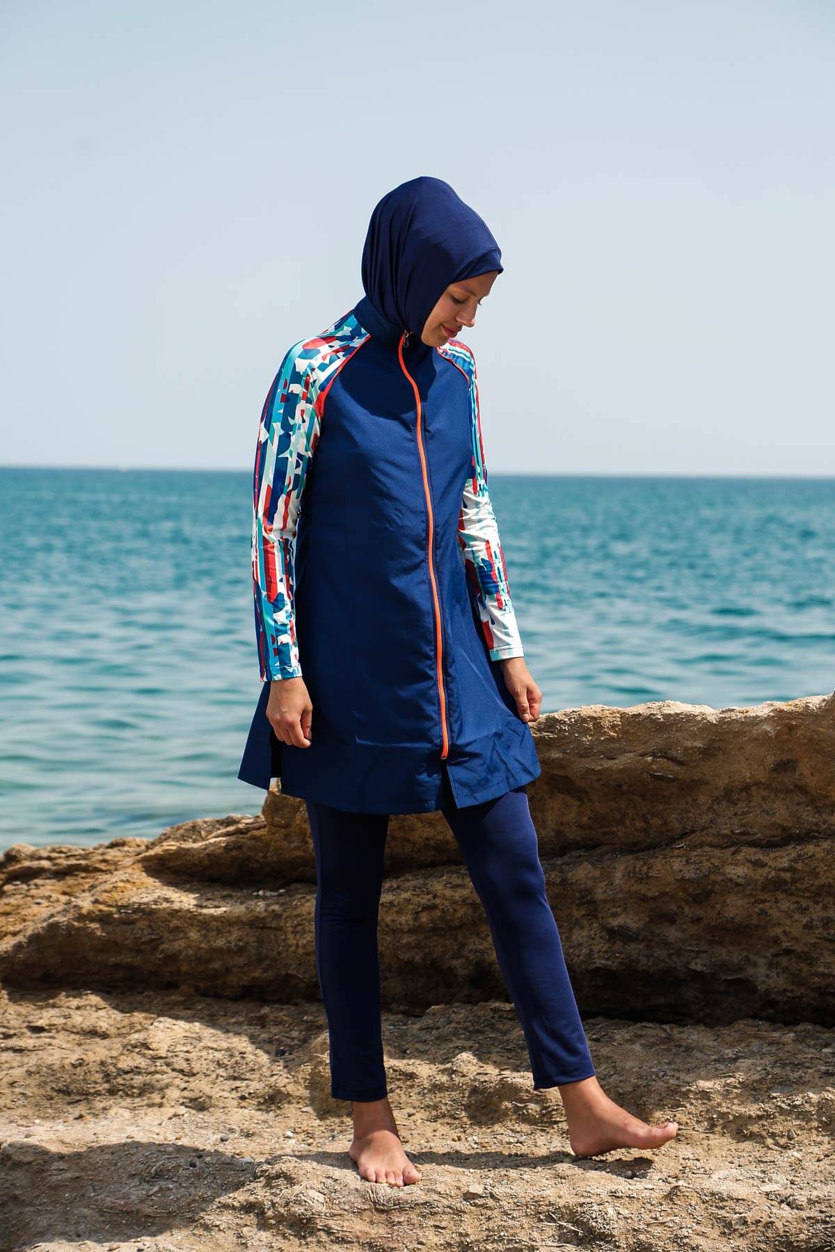 طقم بوركيني من ثلاث قطع مطبوع باللون الكحلي - ملابس سباحة محتشمة بتغطية كاملة M2267