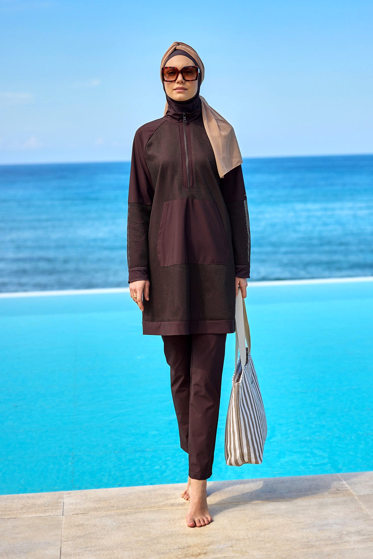 طقم بوركيني بني اللون، بتغطية كاملة وتفاصيل من التول، بتصميم محتشم، موديل M2534-4 