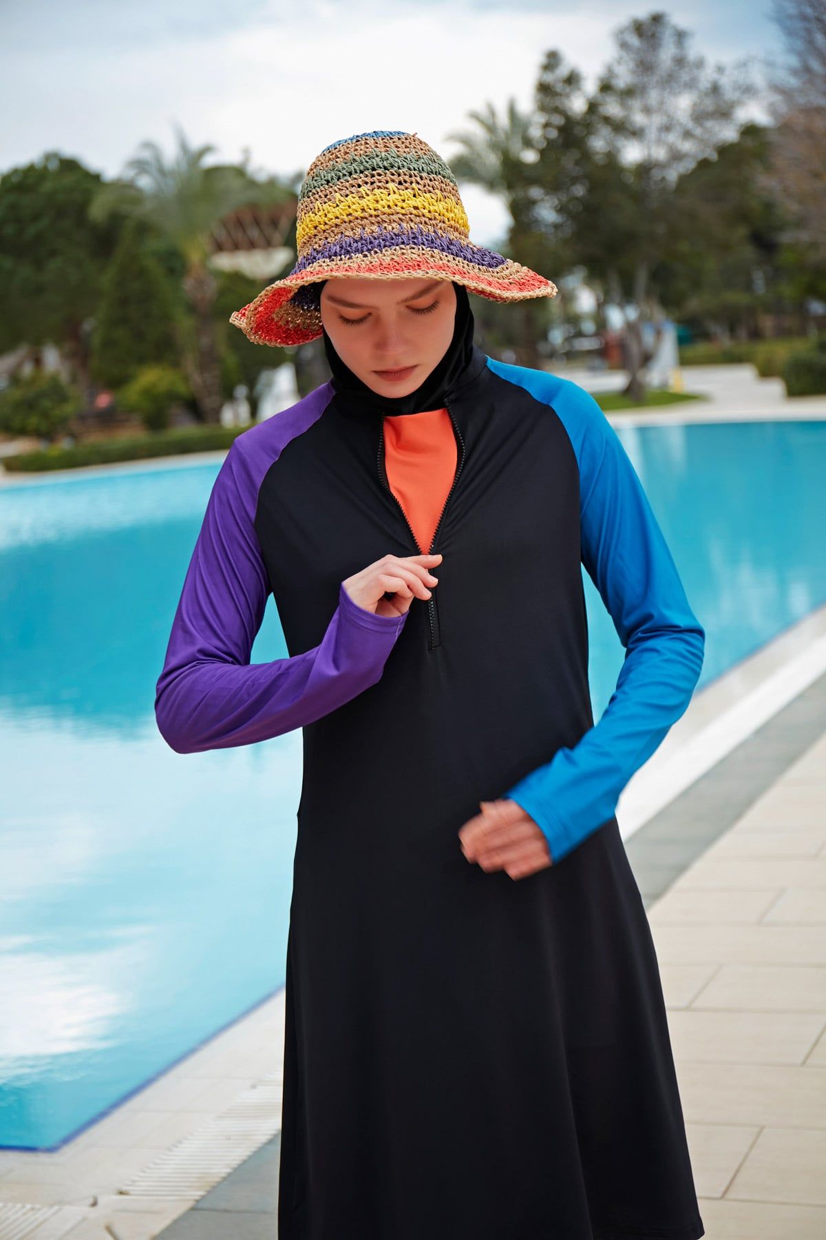 مايوه سباحة أسود مطاطي بتغطية كاملة ومحتشم M2475